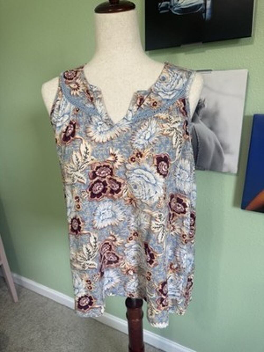 New Directions Womens Medium Floral Tank Top Blue Notch V-Neck Sleeveless Blouse